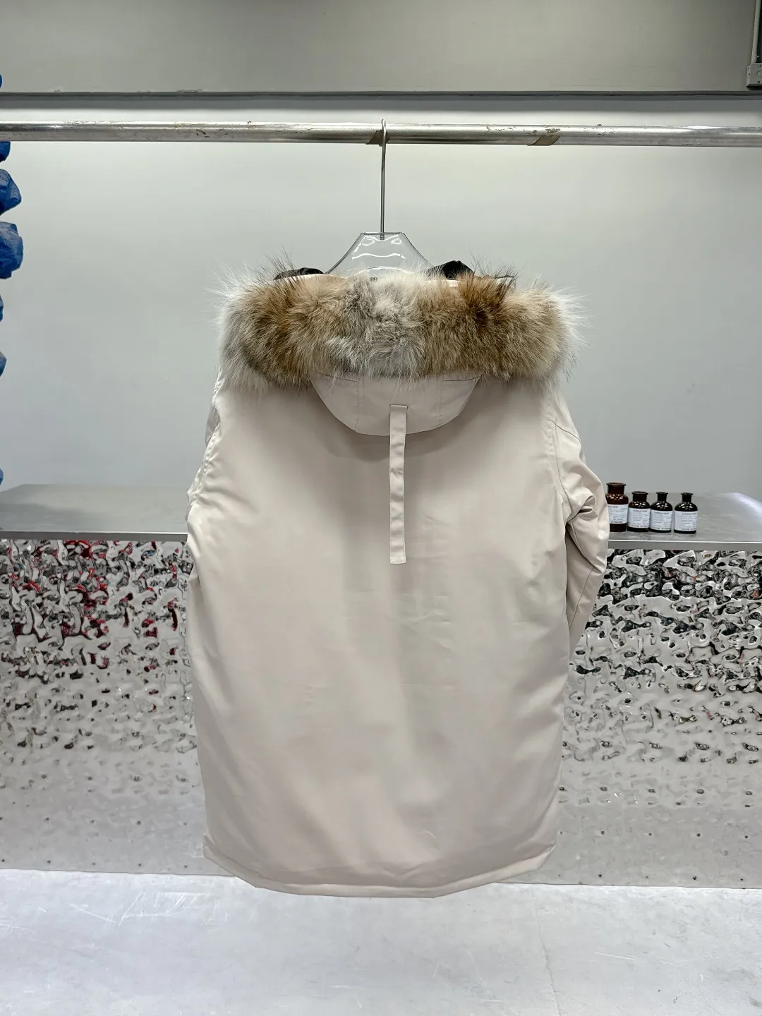 P840 Canada Goose 13 down jackets, timeless classics, same style for men and women, mid-length windbreaker jacket. Canada Goose technology waterproof fabric is wind and cold resistant and extremely warm! Plush heat storage keeps you warm and warms you up quickly! Extra large fur collar design, fine fur, smooth to the touch, comfortable and skin-friendly! Double windproof cuffs to prevent cold wind from entering! The pockets have a flap zipper design and the upper pocket is a diagonal pocket, which is convenient and practical! Canada Goose’s popularity in the past two years has greatly surpassed that of the king of down jackets, the Meng Mouth, and it is the hottest item in autumn and winter on INS! Same style for men and women, Canada Goose’s classic style! Color: Black, Off-white, Gray, Navy Size: XS S M L XL XXL
